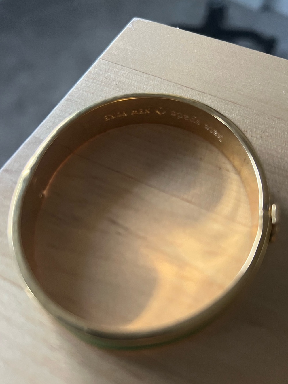 Kate Spade ♠️ Gold Trim Green Enamel Heart Bangle Bracelet - Picture 4 of 5